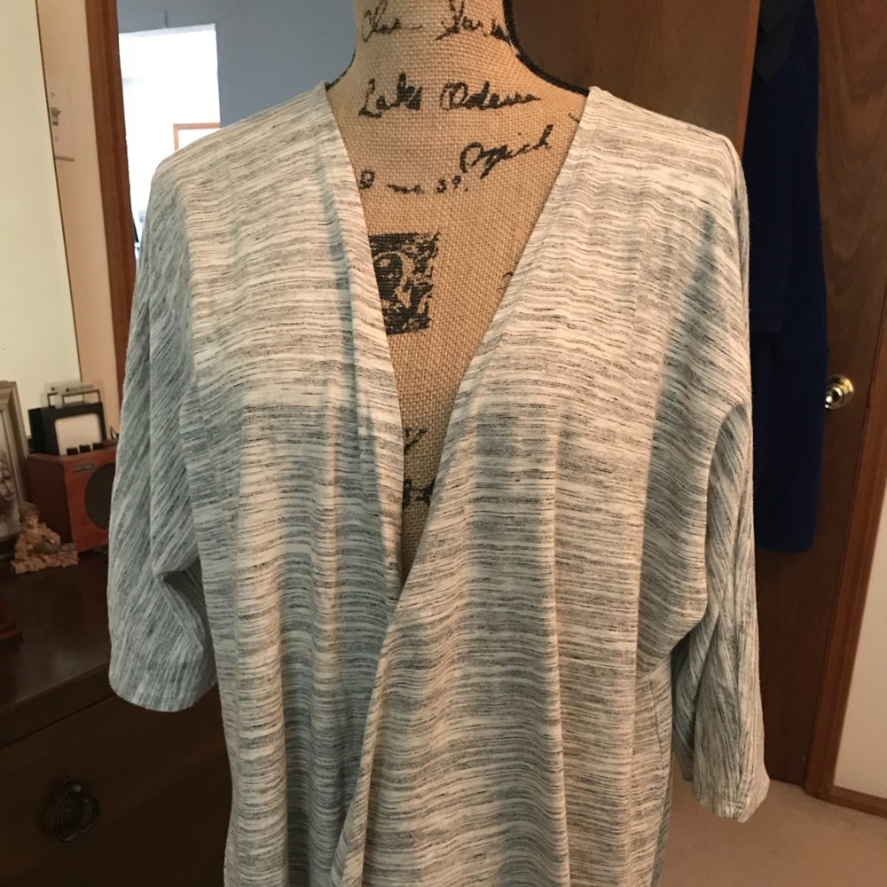 LulaRoe Lindsey size M.